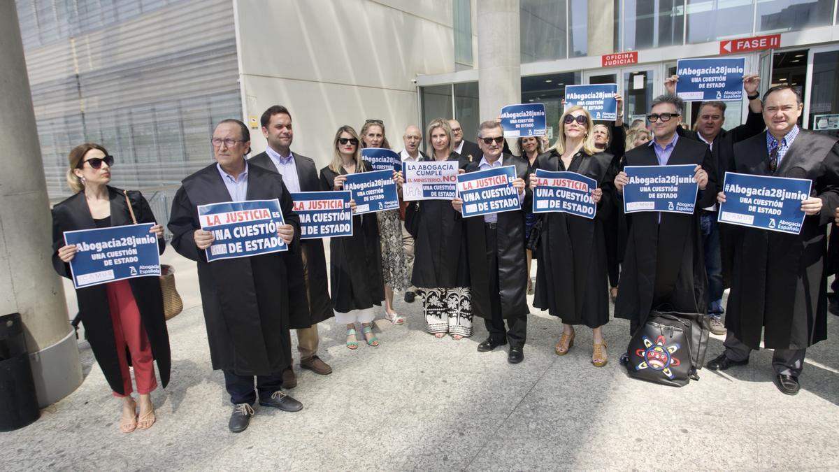 Abogados se concentran en Murcia para pedir el fin de la huelga de Justicia, en una foto de junio.