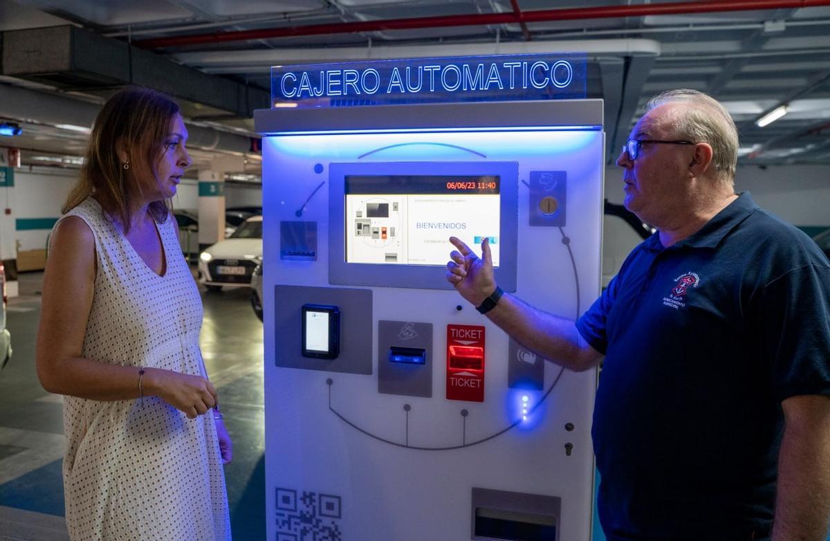 Nerja ha instalado nuevos cajeros que admiten el pago con tarjetas en el parking del Balcón de Europa.