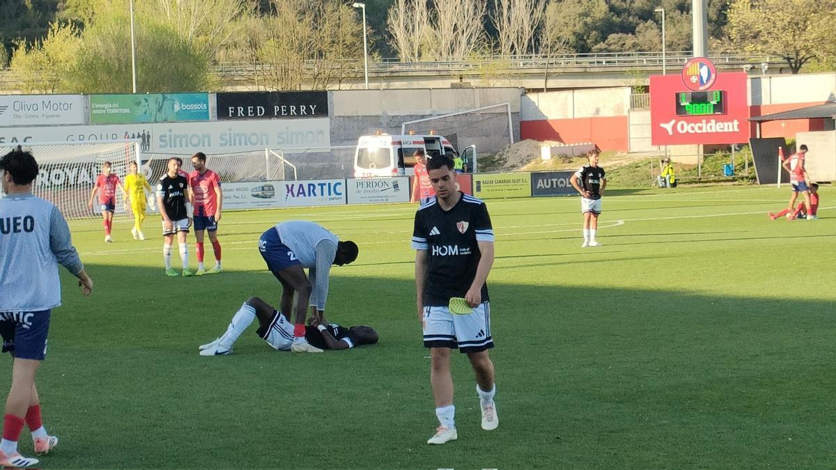 Los jugadores de la UD Barbastro, abatidos tras la derrota a domicilio.
