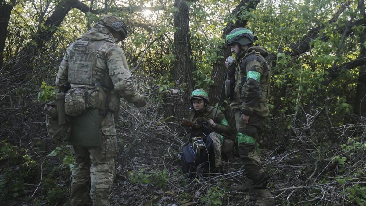 Soldats ucraïnesos en una posició a prop de Khàrkiv  |  EFE/EPA/STR