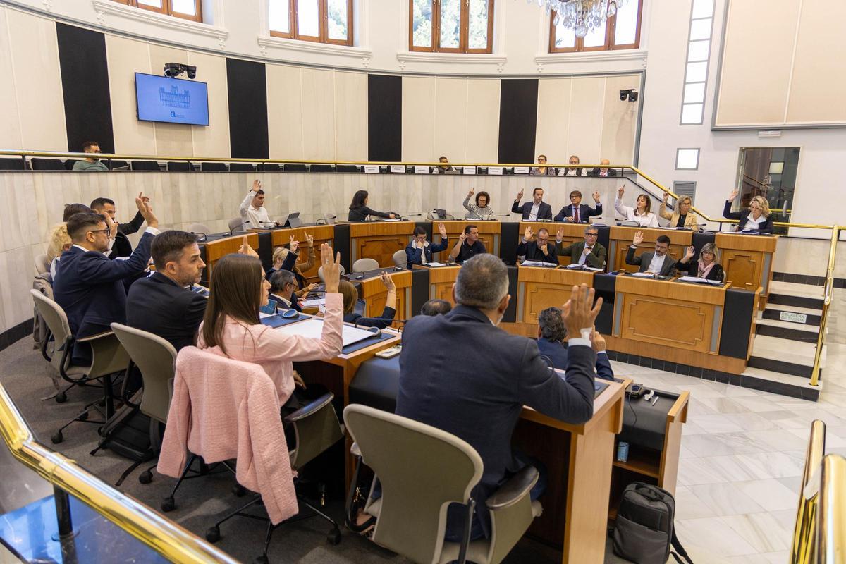 Pleno en la Diputación de Alicante.