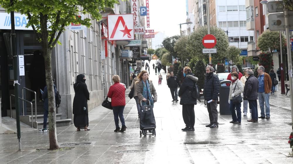 Ayer el mercado registró largas colas de clientes que esperaban a acceder al mercado. // R. Grobas