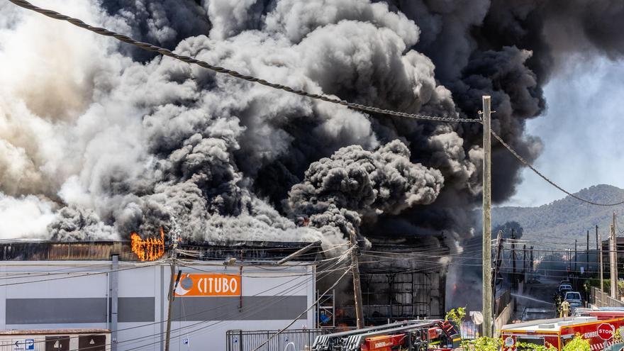 Espectaculares imágenes del incendio de Citubo en Ibiza