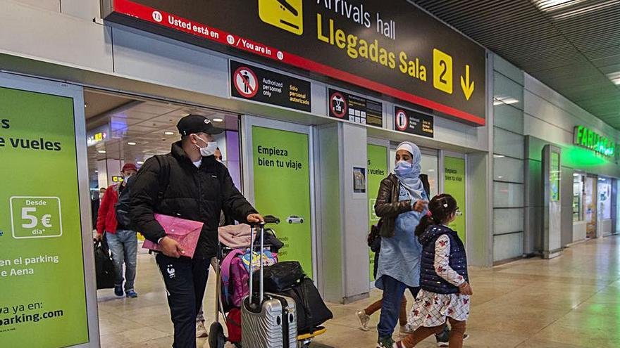 Varios pasajeros llegan al aeropuerto madrileño. |  // E. PRESS/ALBERTO ORTEGA