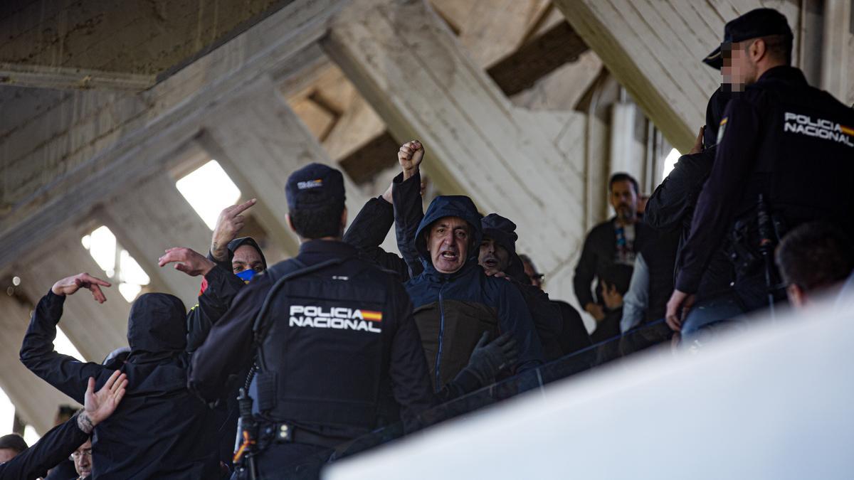 Los agentes de la Policía Nacional contienen a los seguidores en su camino hacia el palco del Rico Pérez.