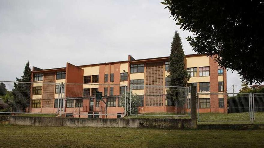 Exterior del colegio público de Villalegre, ayer.