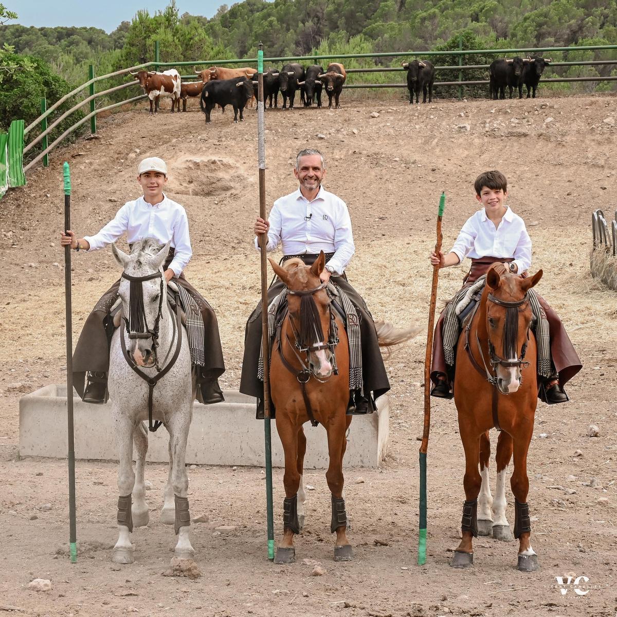 El ganadero Daniel Ramos, con sus dos hijos.