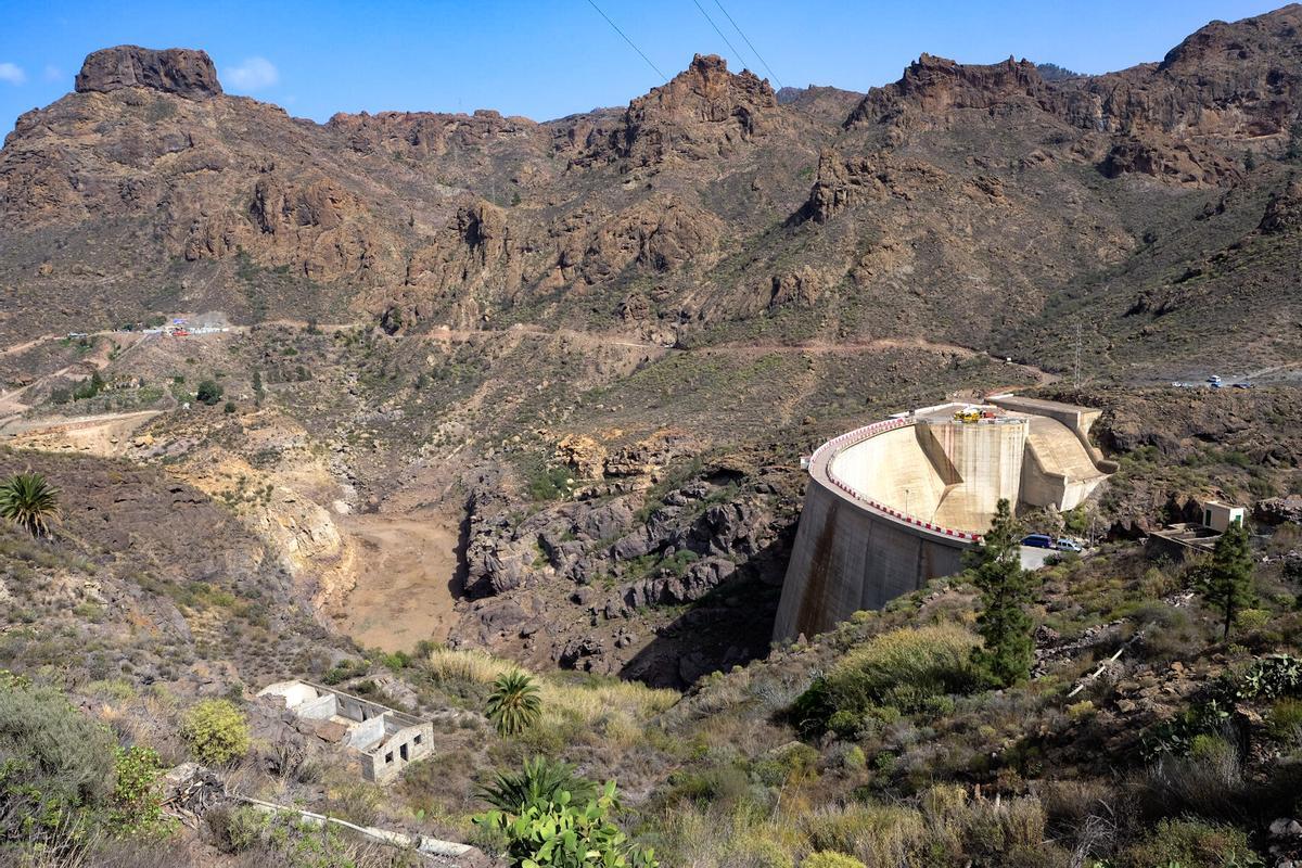 Vista de la presa de Soria, con el muro a la derecha, el embalse sin agua, y uno de los túneles hacia la caverna de la planta de bombeo, a la izquierda.
