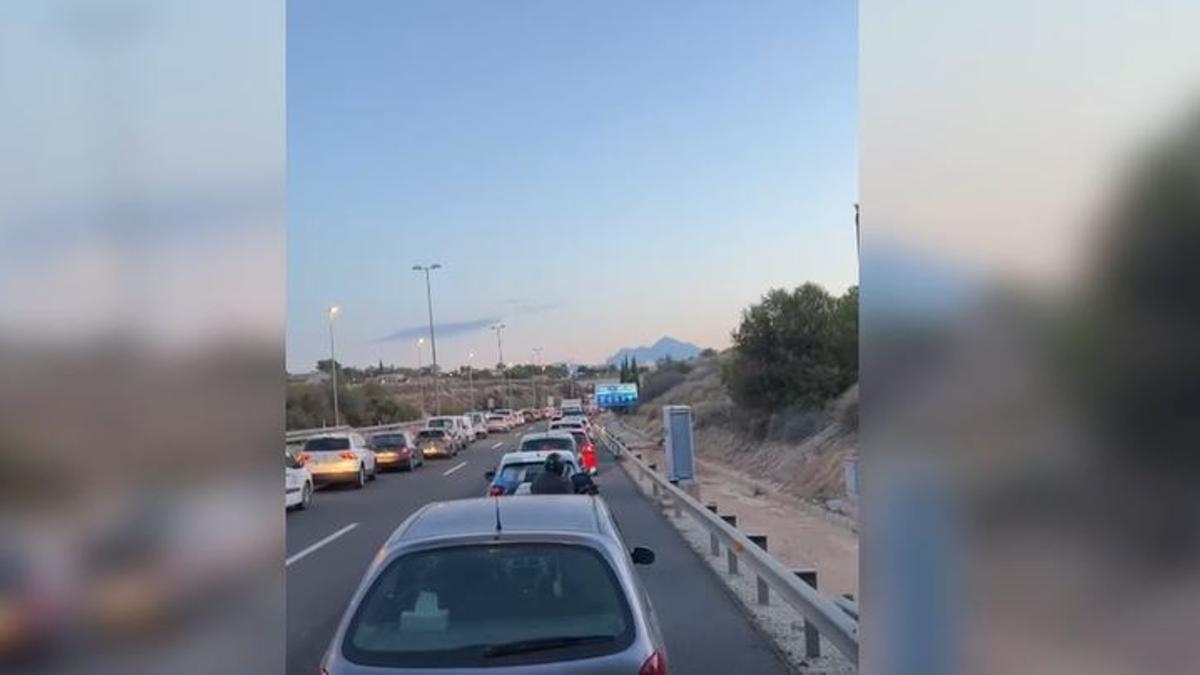 Embotellamiento en el túnel de Sant Joan debido a dos accidentes