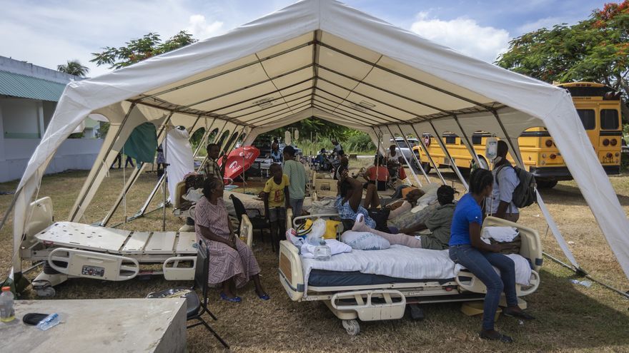 Los heridos en Les Cayes por el terremoto son atendidos en tiendas de campaña ante el colapso sanitario.