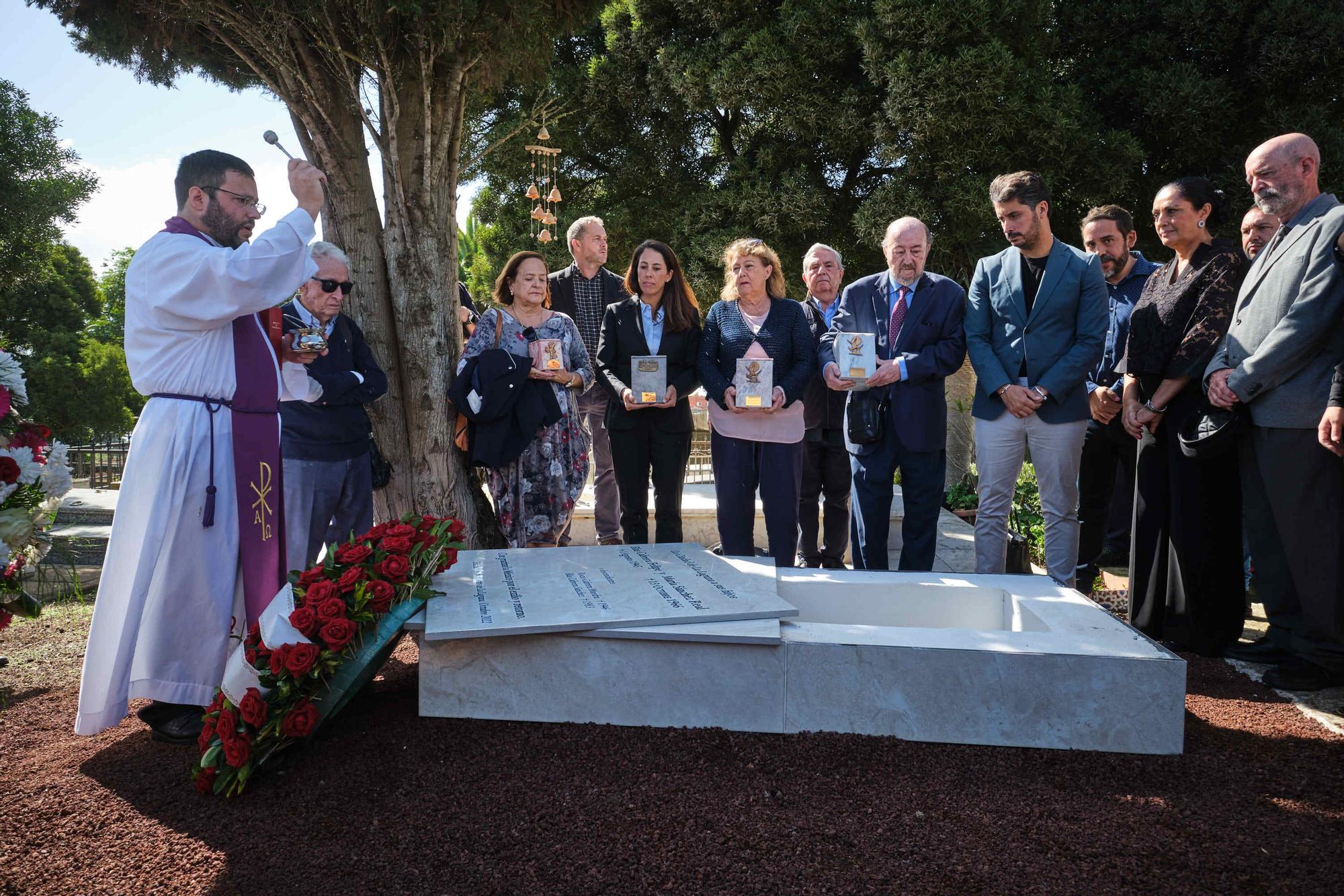 Entierro de los restos recuperados del físico Blas Cabrera Felipe en el cementerio de San Luis, La Laguna