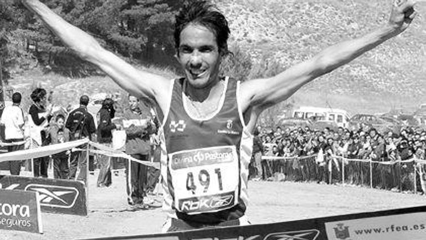 De la Ossa festeja su quinto título nacional de campo a través, logrado en Tarancón, Cuenca. / Santiago Torralba
