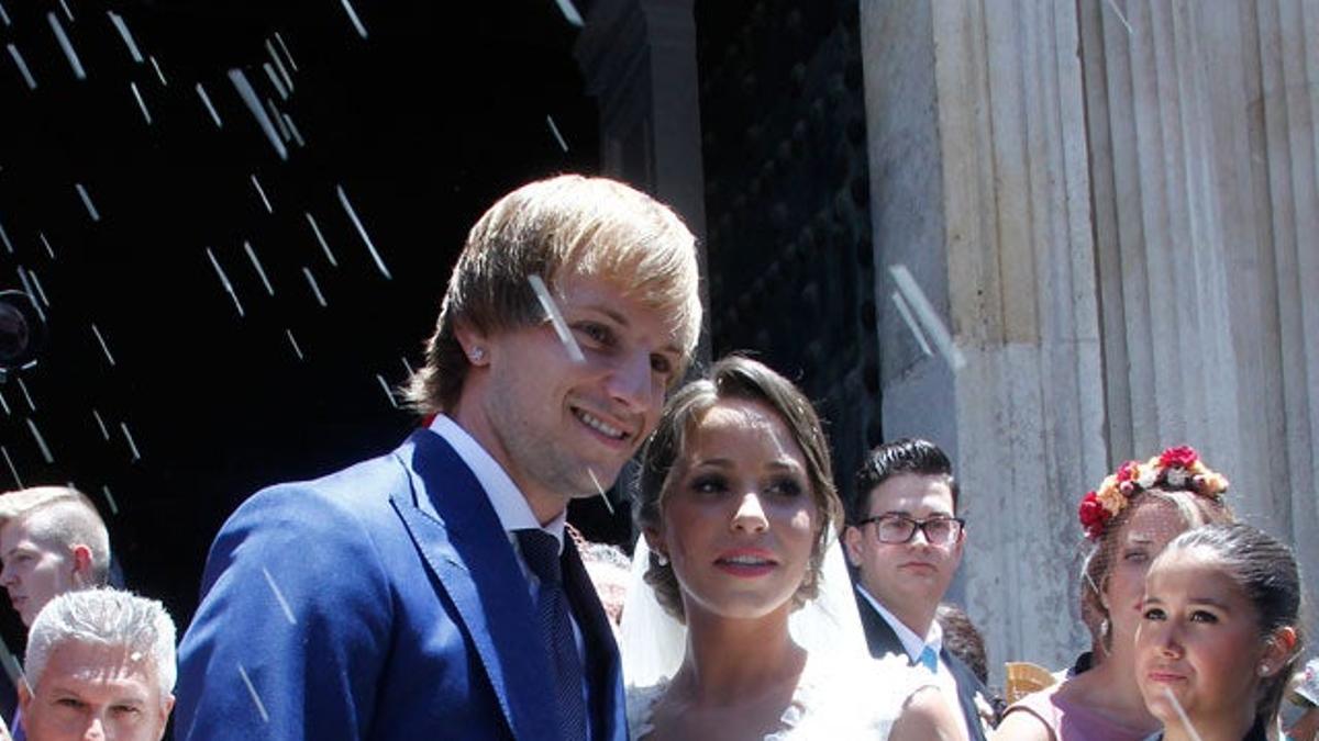 Ivan Rakitic y Raquel Mauri a la salida de la Catedral de Sevilla