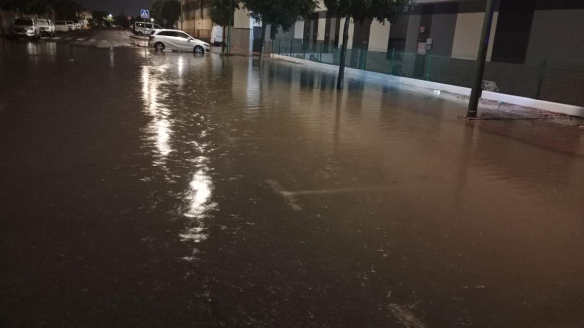 Imagen de una de las calles de Vecindario tras las fuertes lluvias en la madrugada de hoy.