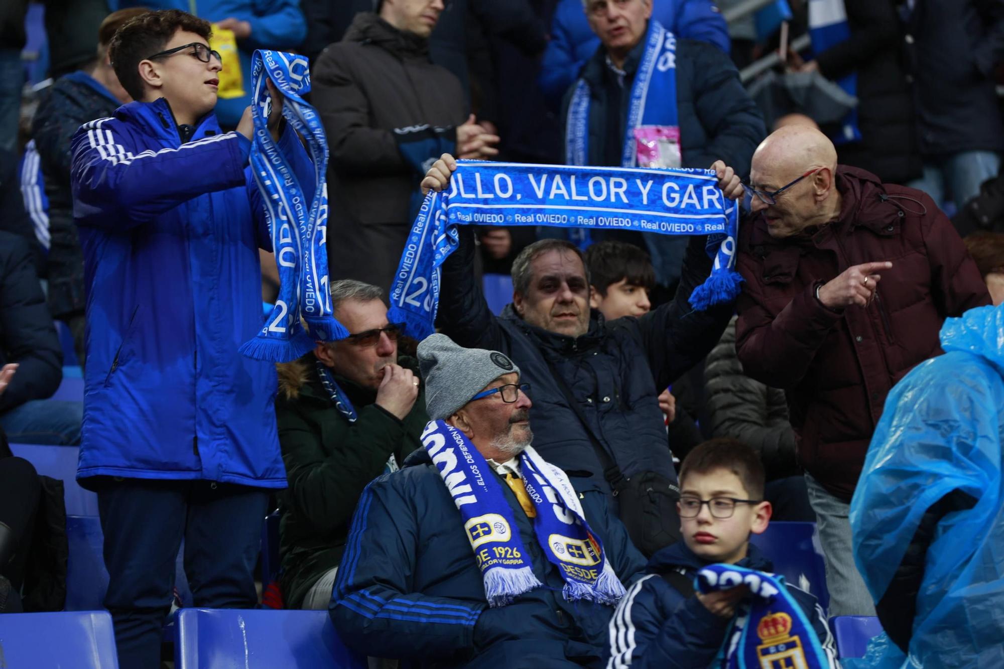 EN IMÁGENES: Ambiente y partido de un Real Oviedo-Levante pasado por agua