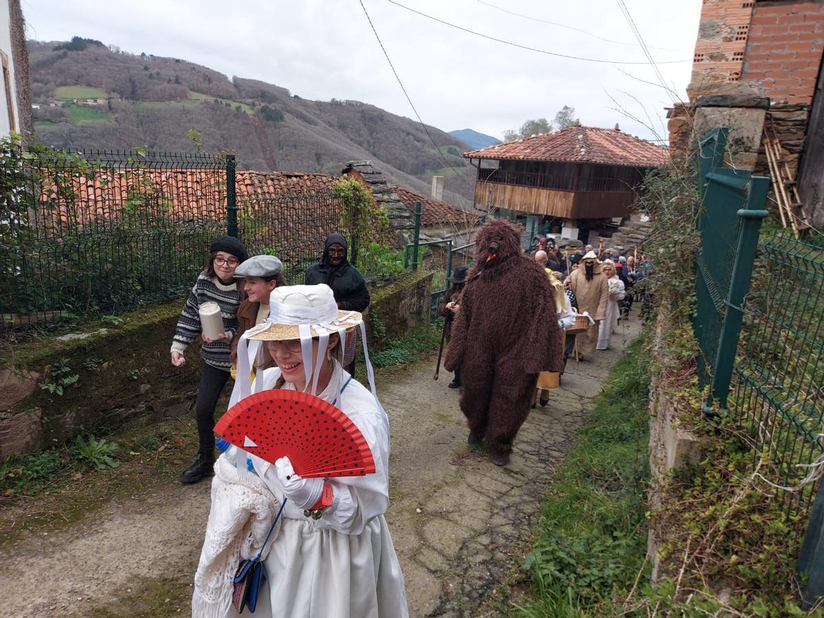 En imágenes: los guilandeiros recorren las calles de Villatresmil, en Tineo
