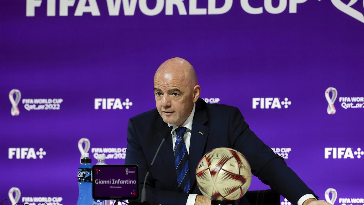 Mundial Qatar | Infantino justifica el veto de la FIFA al brazalete LGTBI:  "Hay que respetar la cancha"