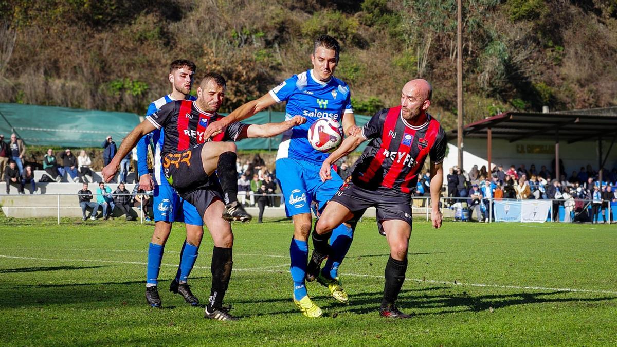 Un momento del derbi.