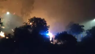 Llegada de los bomberos al incendio del Tívoli la noche del sábado