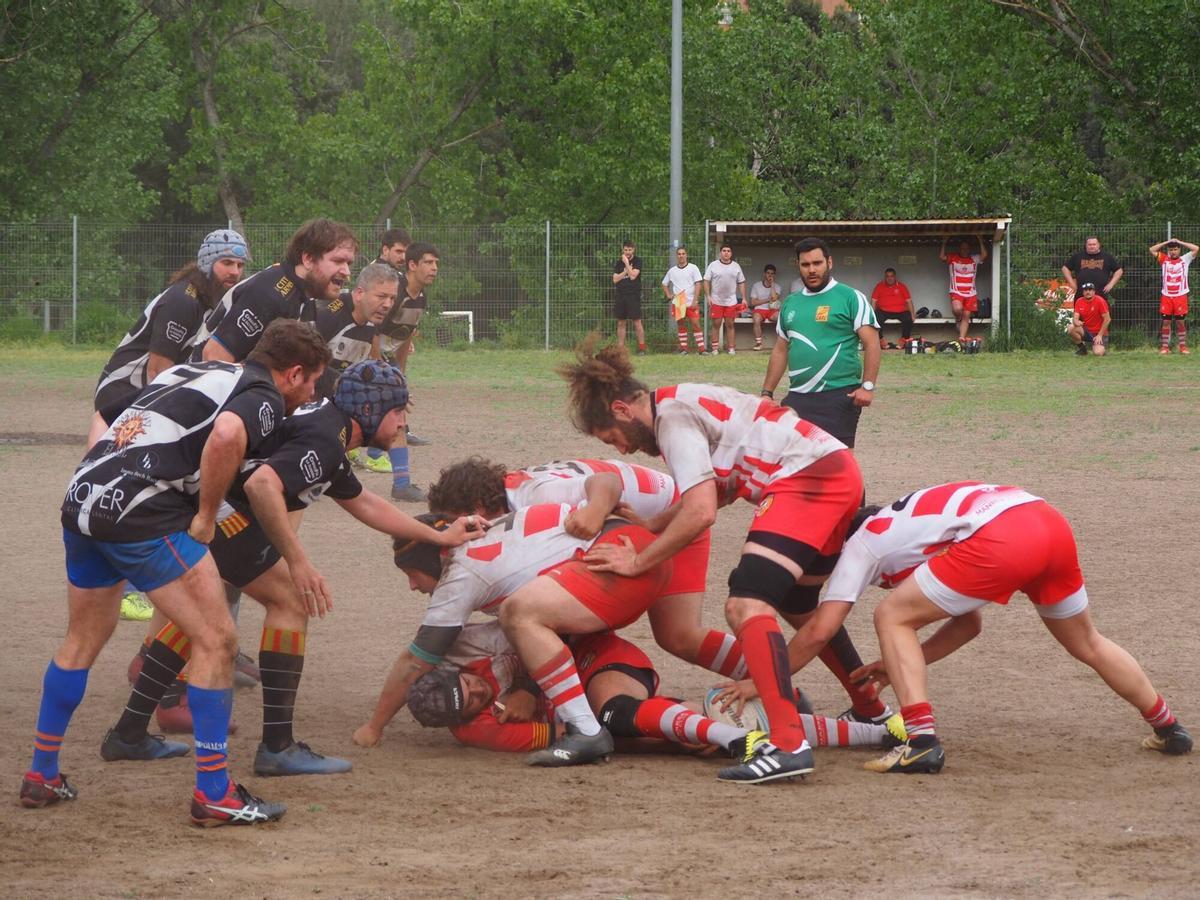 Els jugadors del Manresa RC protegint l'oval en una acció del partit de dissabte