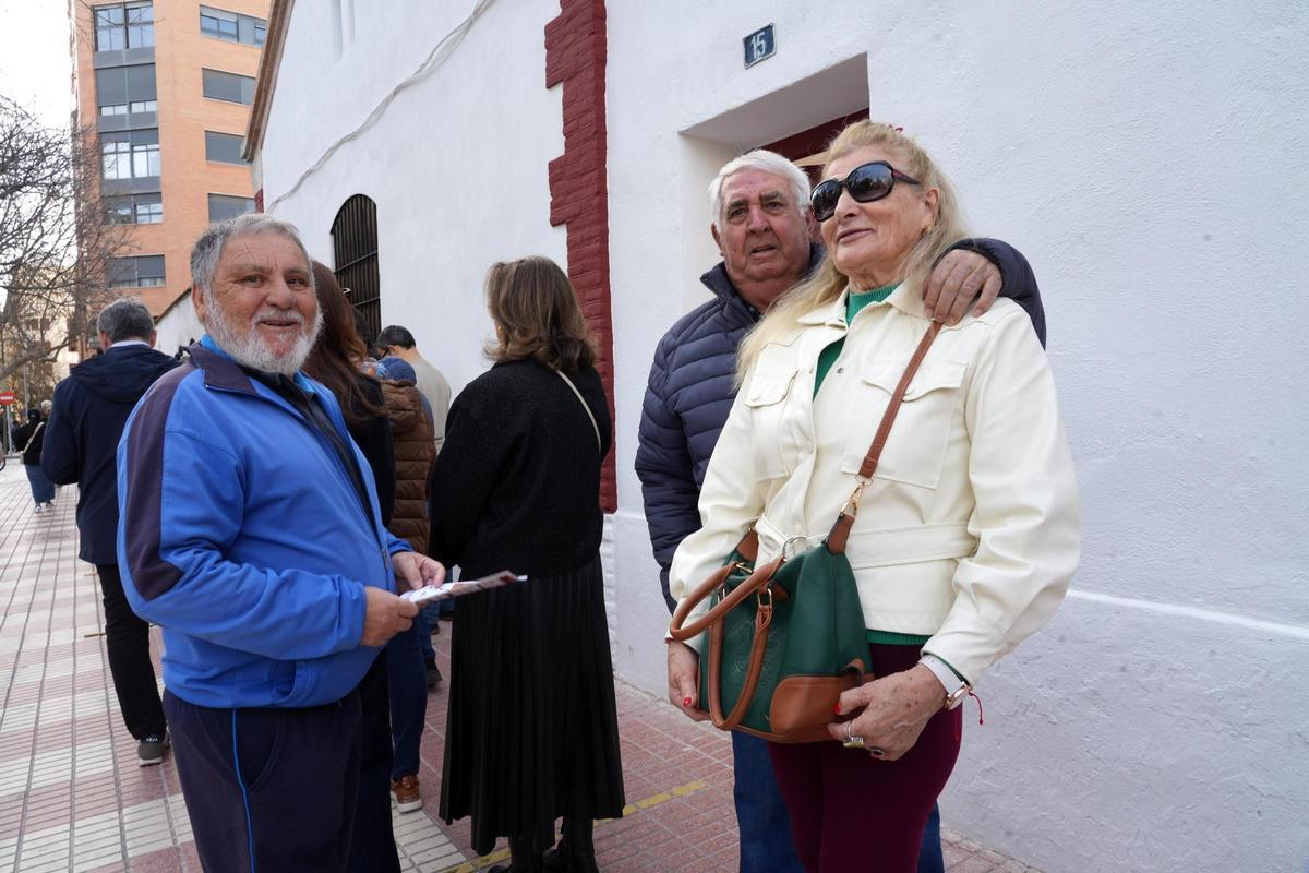 Los aficionados más madrugadores han acudido a la plaza de toros castellonense este lunes 16 de febrero.
