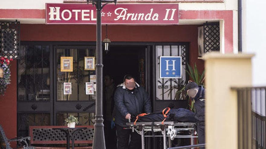 Traslado del cuerpo de la víctima desde el hotel de Ronda.