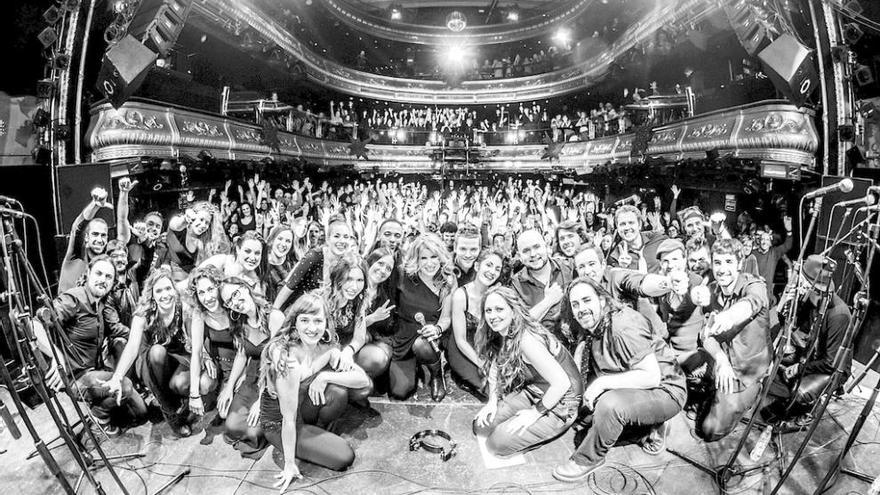 Rebeca Rods (centro), con su coro, Black Light Gospel Choir, tras su último concierto en la Joy Eslava de Madrid.