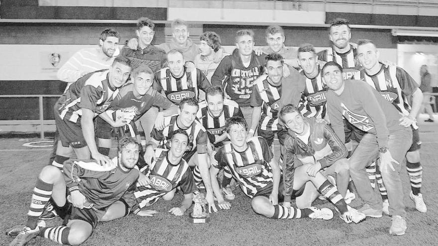 Los jugadores del Rápido de Bouzas posan con el Trofeo Concello de Vigo tras derrotar al Coruxo. // J.Santomé