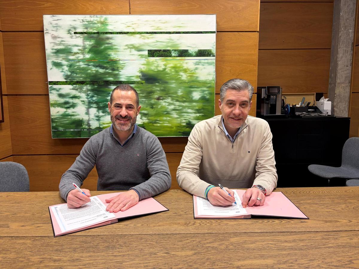 Ángel García, "Cepi", y Martín Peláez, este martes, en el Ayyuntamiento de Siero, firmando el acuerdo.