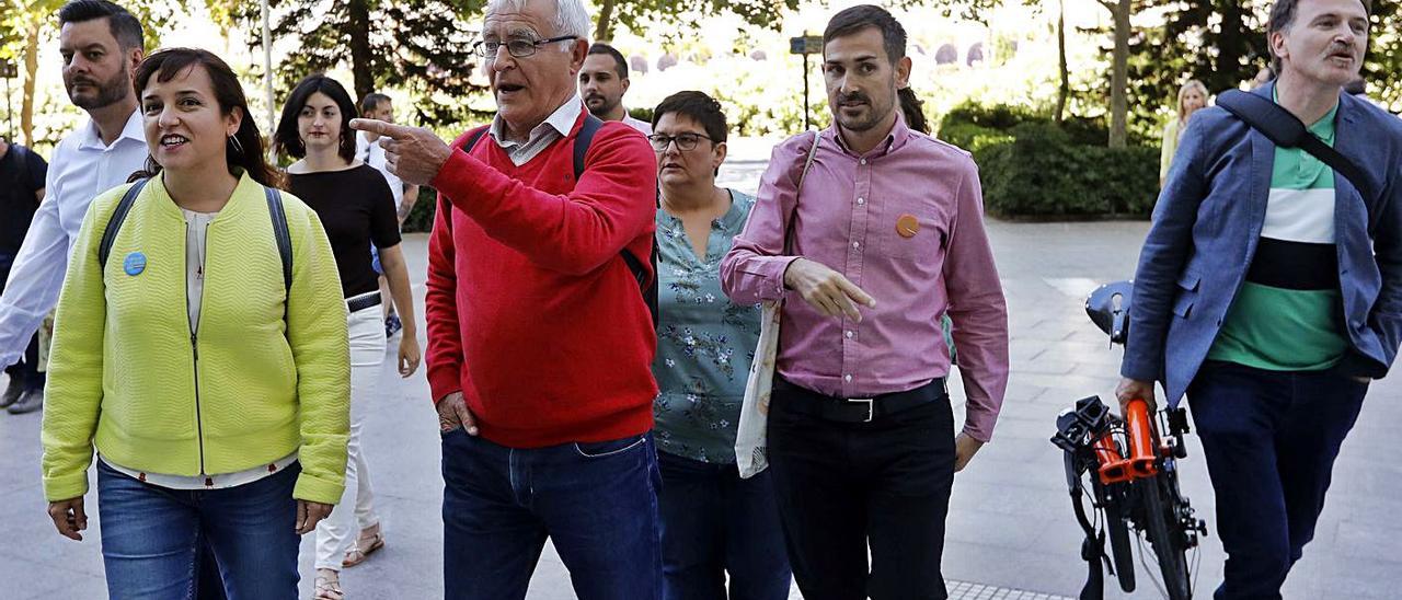 Ribó, en el centro, camina por la calle junto a los ediles de Compromís de València. | M.A.MONTESINOS