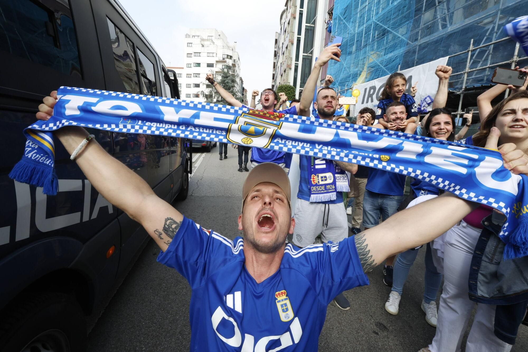 Locura azul en las calles de Oviedo para celebrar el ascenso del equipo a Primera División