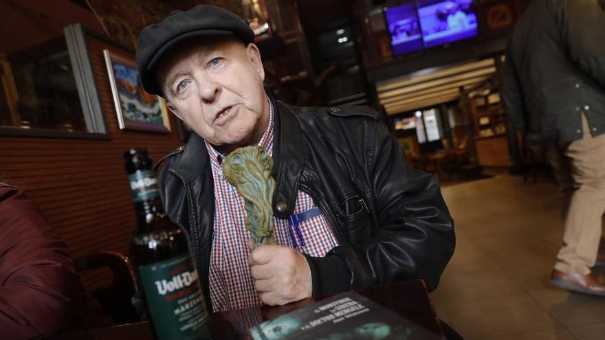 La cultura asturiana llora a Ian Watson, el maestro británico de la ciencia ficción: "Era un showman, irreverente y extraordinario"