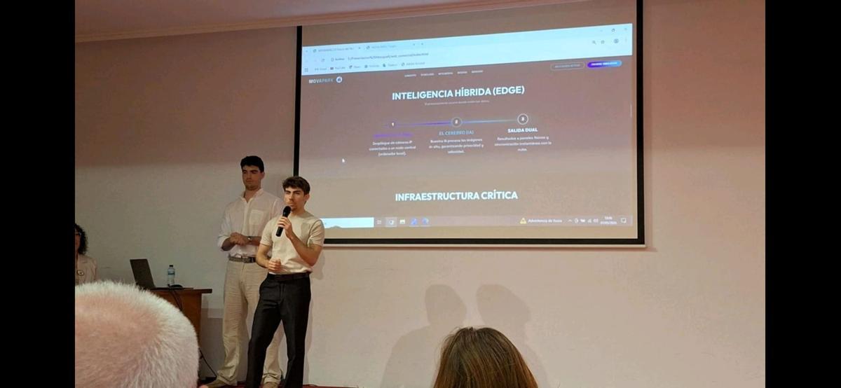 Los ganadores explicando su proyecto.