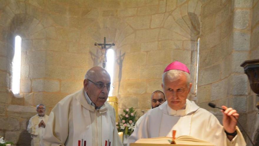 Merecido homenaje al cura de Coruxo por sus 55 años en la parroquia |