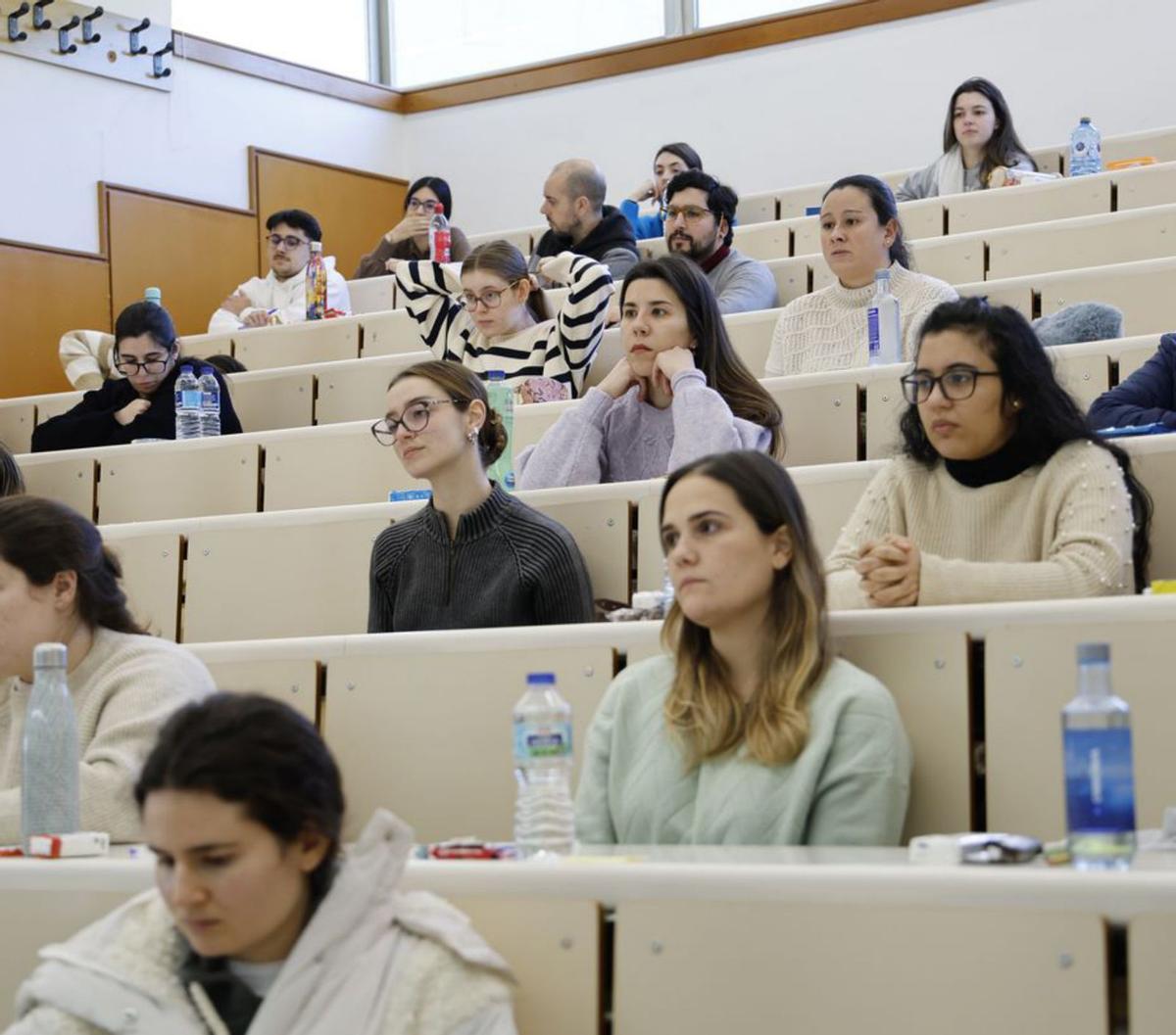 Un grupo de aspirantes en el aula.   | // R. GROBAS