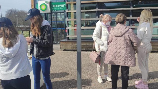 Las refugiadas ucranianas, durante una parada en un área de servicio del noreste de Francia.