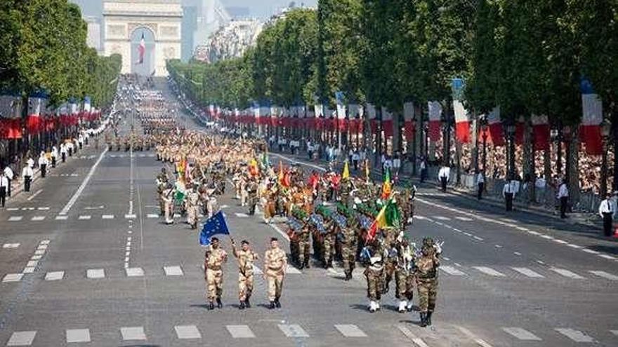 Desfile del 14 de Julio en Francia en los Campos Elíseos. // Ejército