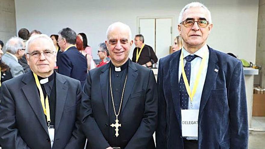 Pedro García (izquierda) y José Luis Alonso Ponga (derecha) escoltan a uno de los sacerdotes participantes.