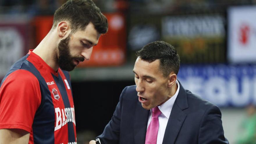 Shengelia, junto a Pablo Prigioni.