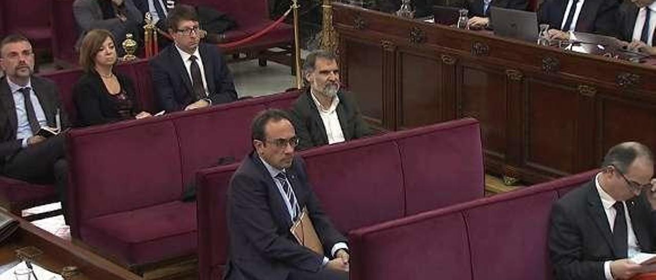 Seis de los acusados, durante la sesión de ayer en el Supremo.