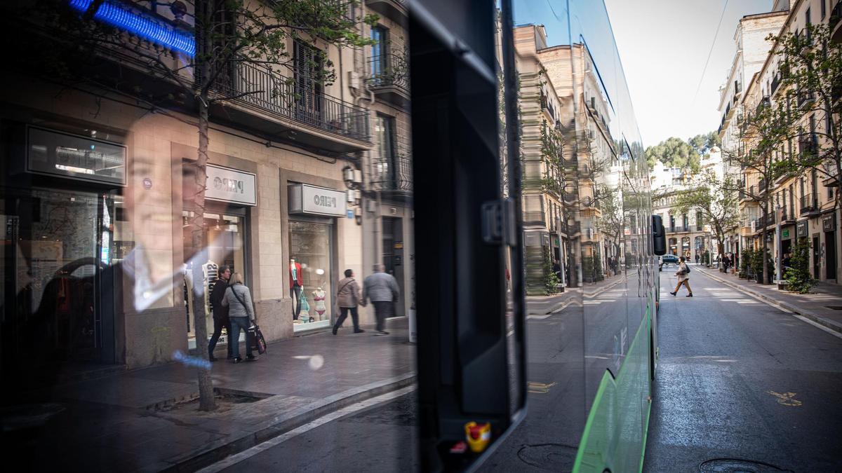 Imatge captada al carrer d’Àngel Guimerà de Manresa mentre passa un autobús del servei urbà