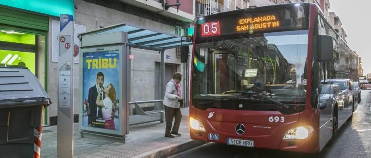 Una usuaria se sube a un autobús del servicio público de Alicante, en una imagen de archivo tomada en la calle Pintor Gisbert de la capital.