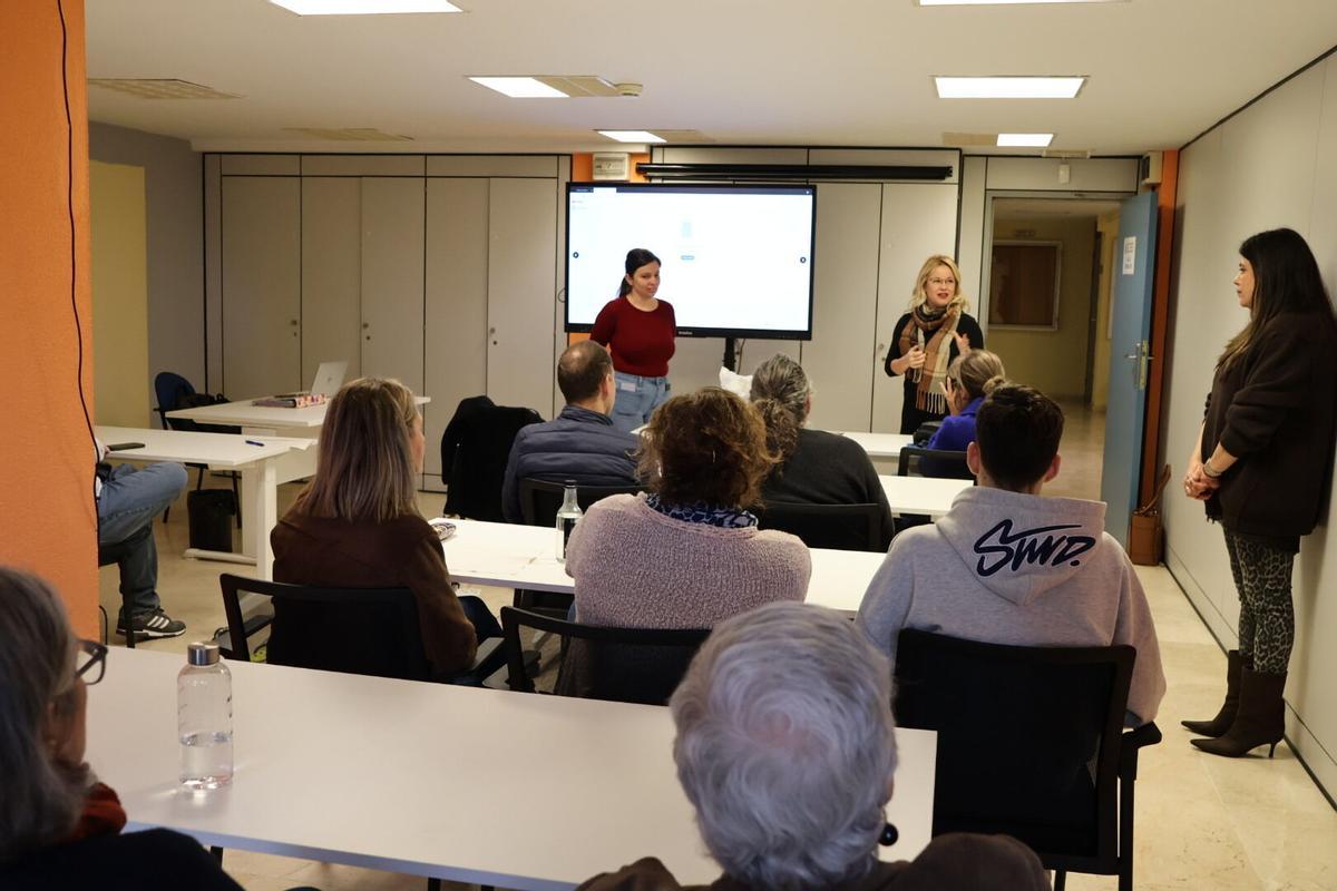 La concejala de Recursos Humanos, Esther Martín, durante la formación al personal de Atención Tributaria.