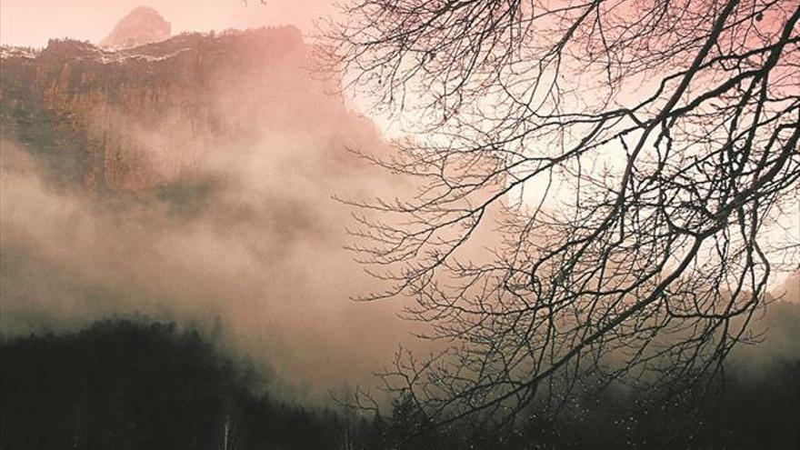 Brumas matinales y lluvias y rachas de viento fuerte en el Pirineo