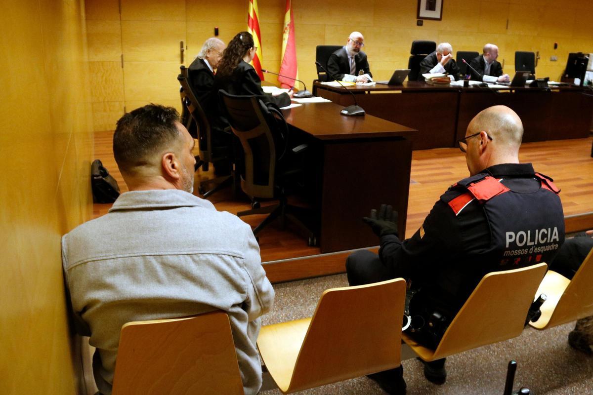 D'esquenes, l'acusat del tiroteig a Vidreres. Foto del judici a l'Audiència de Girona