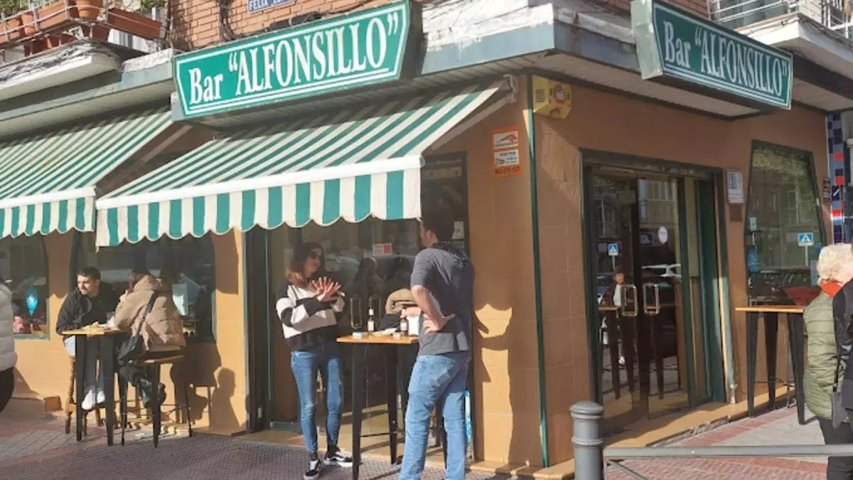 Bar Alfonsillo: 98 años de historia tirando cerveza con oreja y gambas en Carabanchel