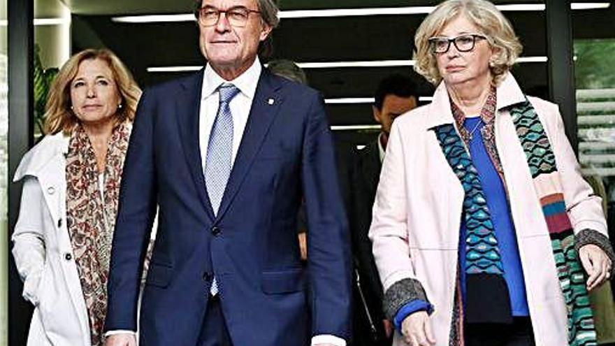 Artur Mas amb les exconselleres Joana Ortega i Irene Rigau.