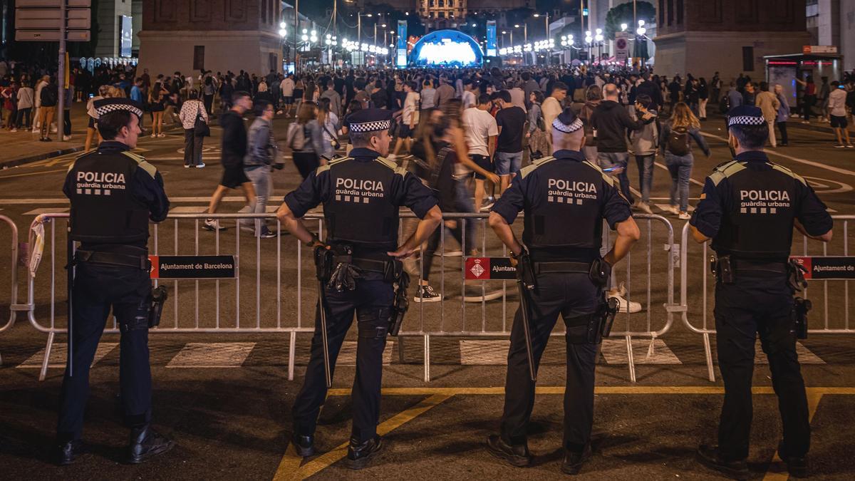 Amplio despliegue policial alrededor de uno de los conciertos programados en las fiestas de la Mercè en plaza de España.