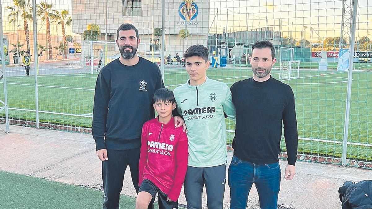 Raúl Albiol posa junto a su hijo, su sobrino y su hermano en la Ciudad Deportiva.