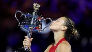 Sabalenka besa el trofeo de campeona de Australia.